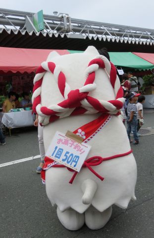 お菓子釣りをアピール中？