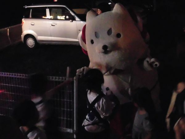 囲まれるしっぺい